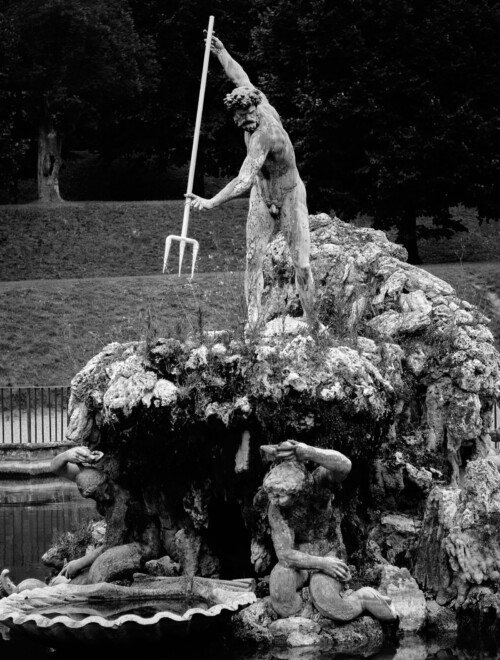 statue